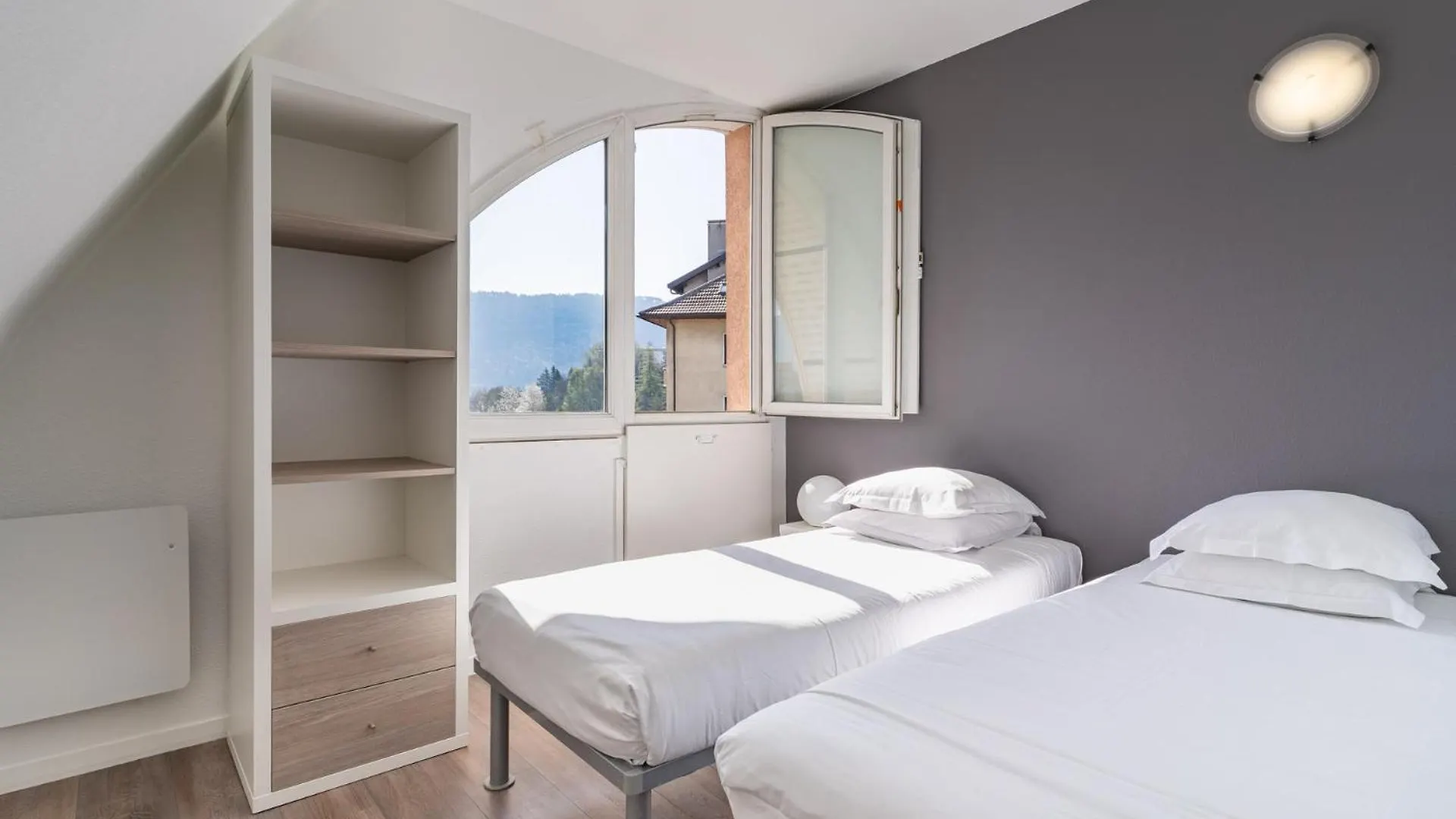 Sejours & Affaires Annecy Le Pont Neuf Aparthotel Cran-Gévrier 2*,  França